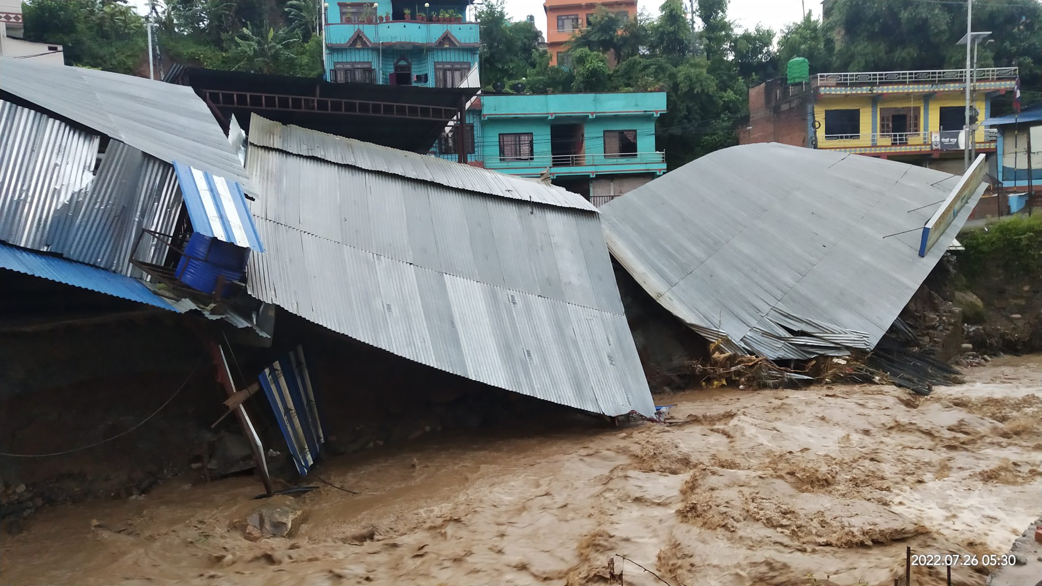 धादिङबेसी स्थित अरुण खोला उर्लिदा, टंकेश्वरको २ करोडको जस्ता बगायो